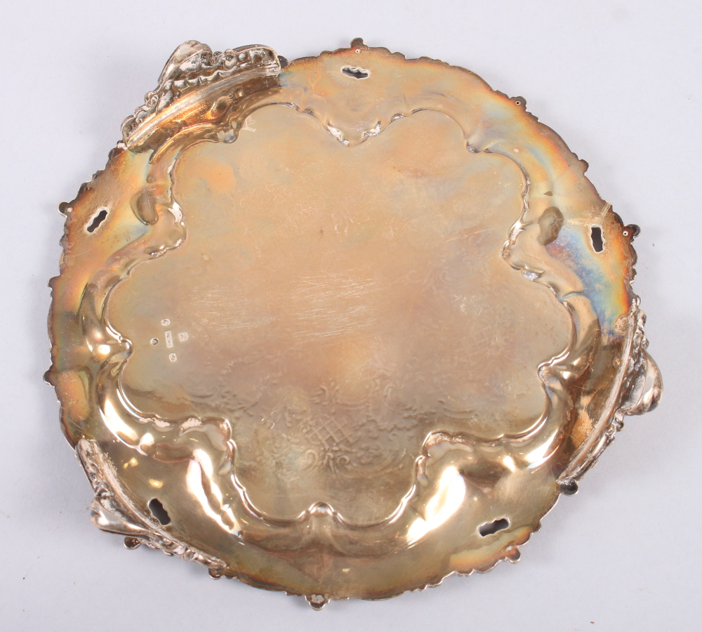A silver card tray with cast and pierced border, 13.5oz troy approx - Bild 2 aus 3