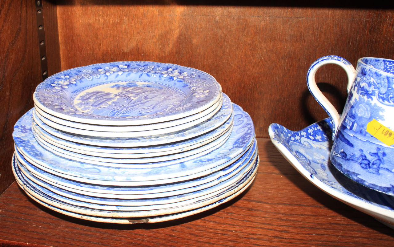 A selection of blue and white transfer decorated pottery - Image 2 of 6