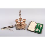A pair of silver servers with pierced decoration, in fitted case, 5.7oz troy approx, a silver