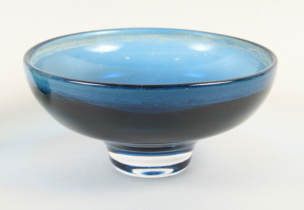 A Kosta blue glass shallow dish, 9" dia, and a green glass vase, 7 3/4" high - Image 3 of 3