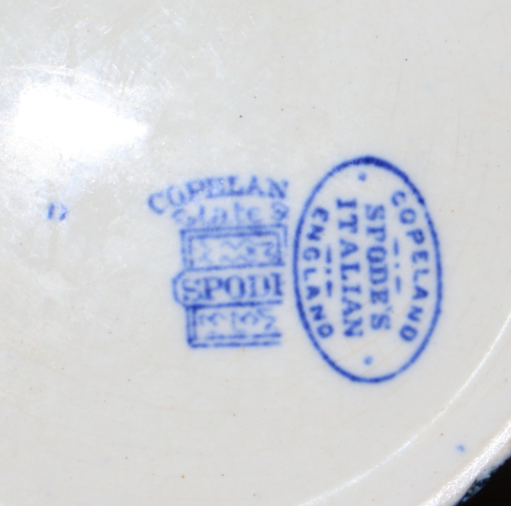 A selection of blue and white transfer decorated pottery - Image 5 of 6