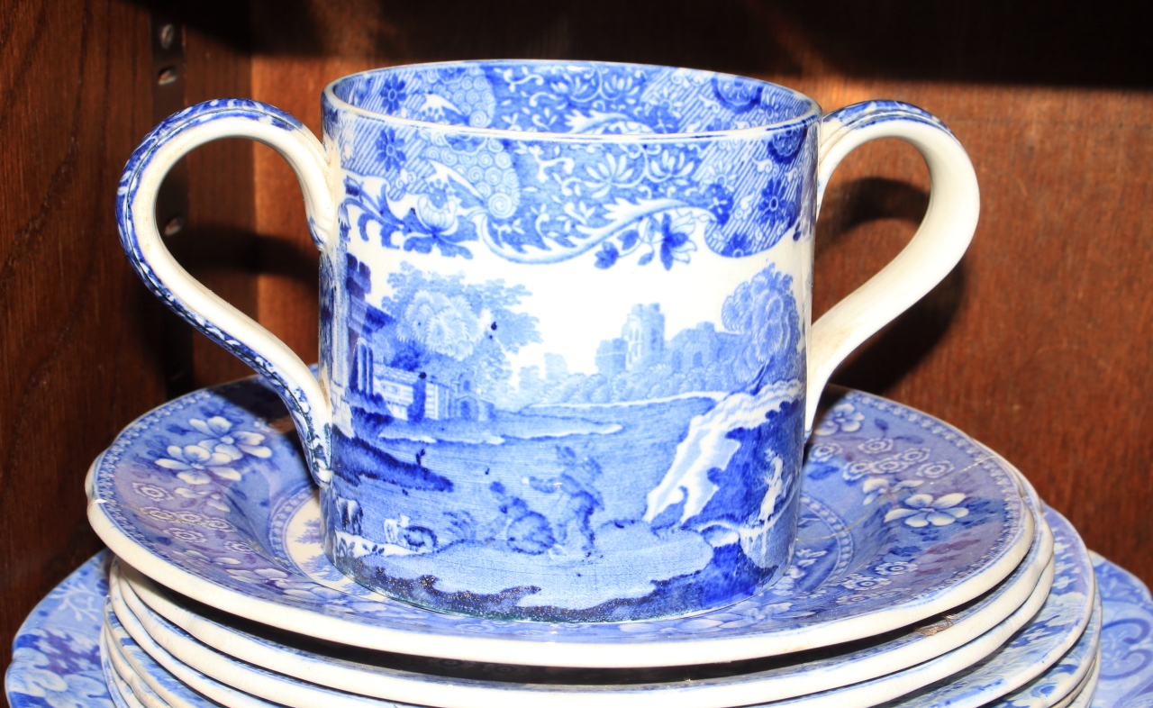 A selection of blue and white transfer decorated pottery - Image 4 of 6