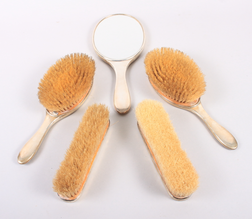 An Edwardian silver and tortoiseshell mounted dressing table set, comprising four brushes and a hand - Bild 2 aus 3