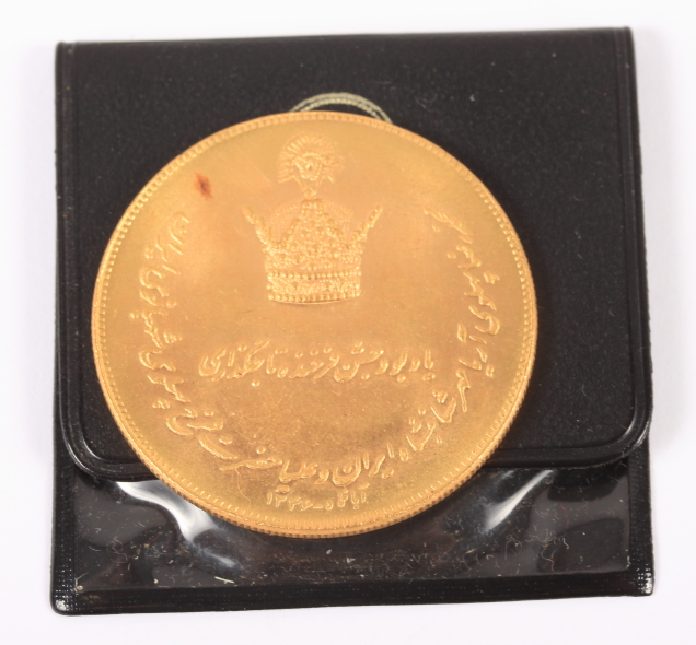 A Persian Shah Mohamed Reza Pahlavi coronation gold medallion, 34.8g - Bild 2 aus 3