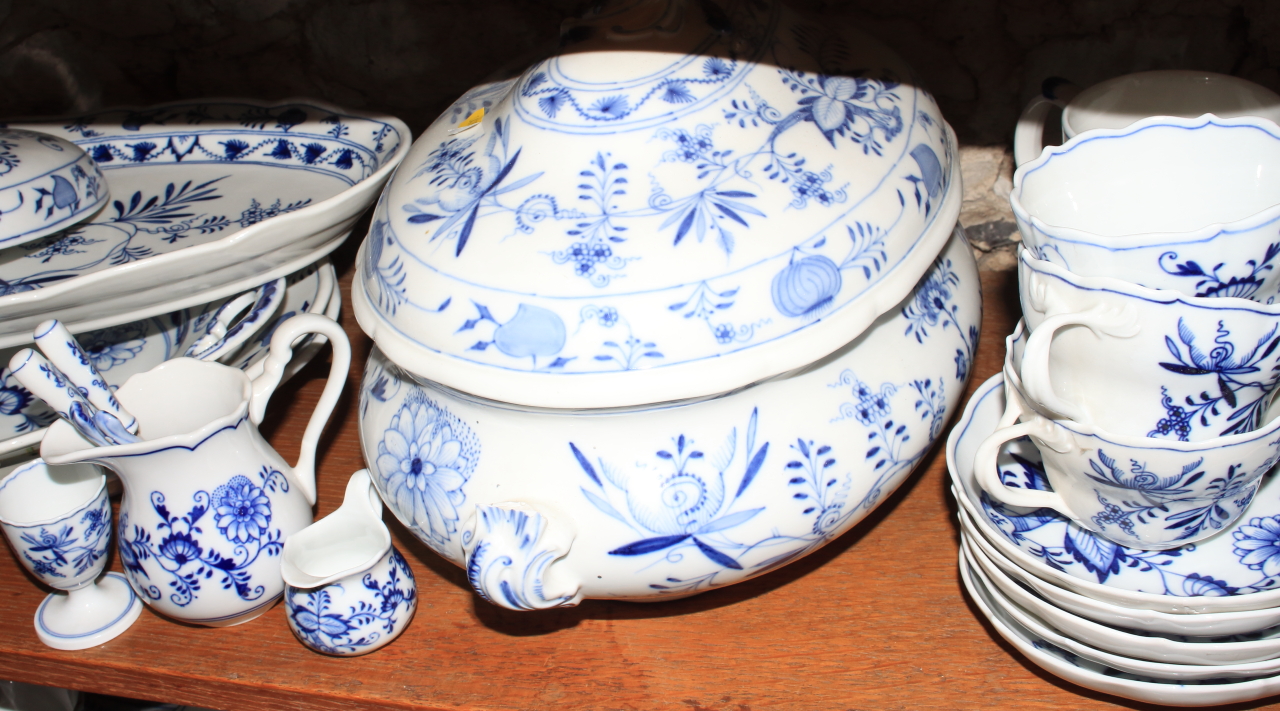 A quantity of Meissen "Onion" pattern china, including platters, tureens, jugs, plates and similar - Image 4 of 6