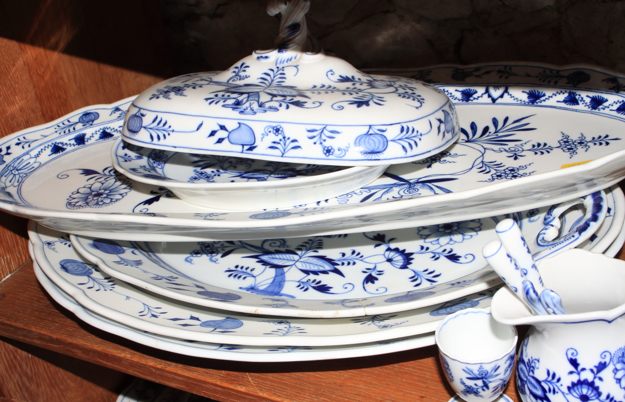 A quantity of Meissen "Onion" pattern china, including platters, tureens, jugs, plates and similar - Image 3 of 6