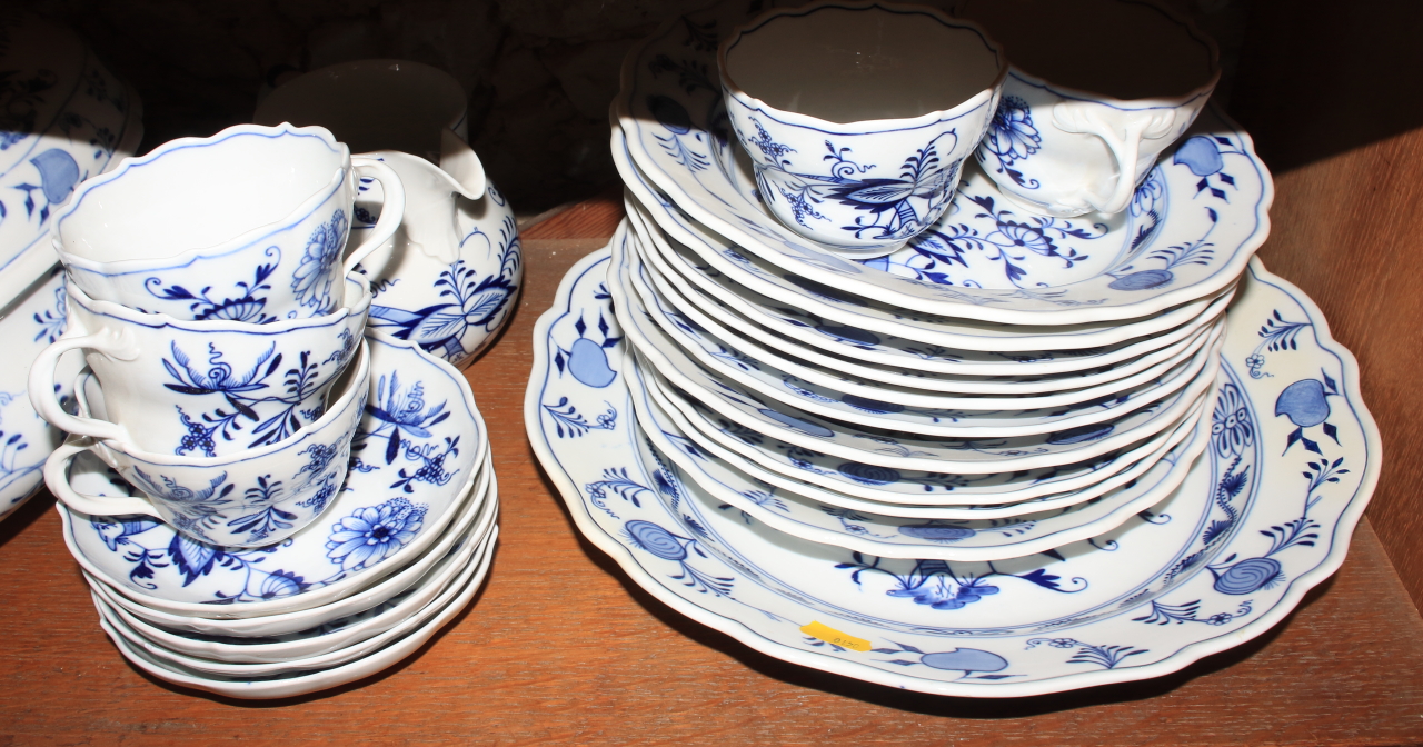 A quantity of Meissen "Onion" pattern china, including platters, tureens, jugs, plates and similar - Image 5 of 6