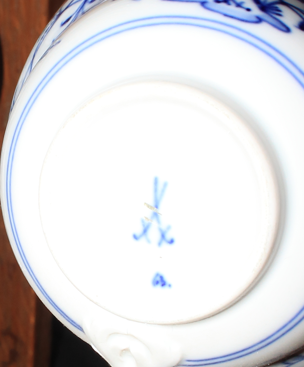 A quantity of Meissen "Onion" pattern china, including platters, tureens, jugs, plates and similar - Image 6 of 6