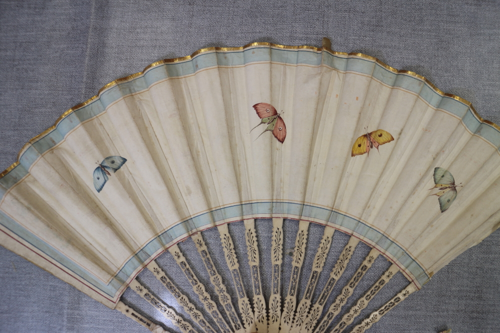 A collection of late 19th century and later Continental fans with pasted decoration (damages) - Bild 6 aus 17