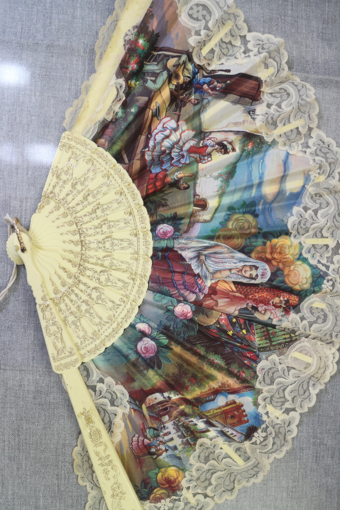 A collection of late 19th century and later Continental fans with pasted decoration (damages) - Bild 17 aus 17