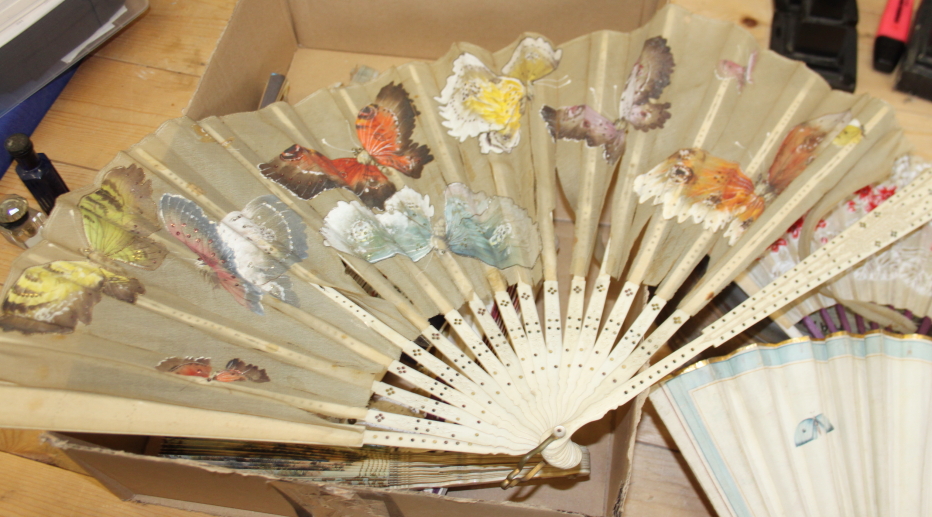 A collection of late 19th century and later Continental fans with pasted decoration (damages) - Bild 3 aus 17