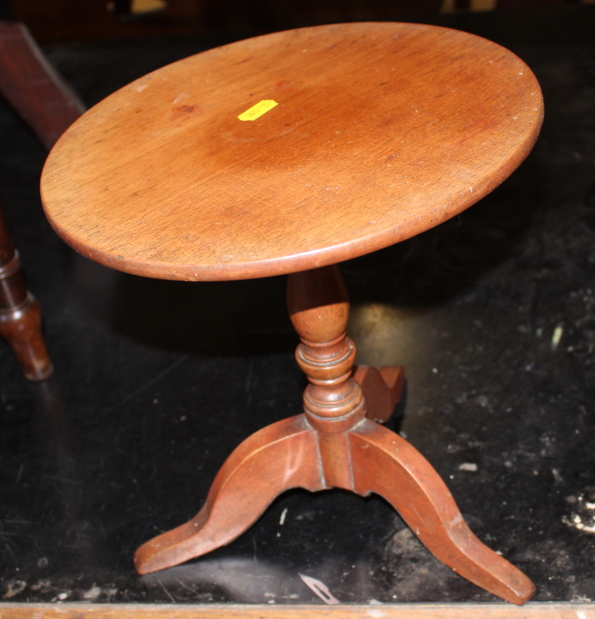 An oak side table with hinged lid, 19" wide, a miniature mahogany wine table and a mirror with - Image 3 of 3