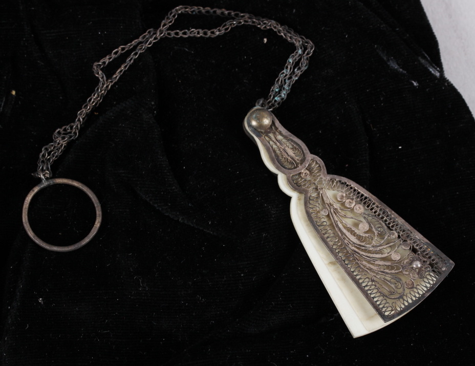A white metal filigree fan-shaped aide-memoir and a silver mounted evening purse - Image 2 of 4