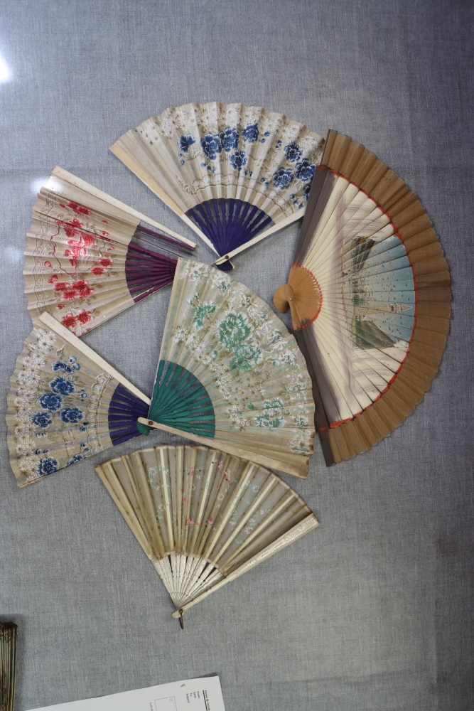 A collection of late 19th century and later Continental fans with pasted decoration (damages) - Bild 12 aus 17