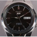 A gentleman's Seiko 5 stainless steel bracelet watch with graphite dial, baton numerals and day/date