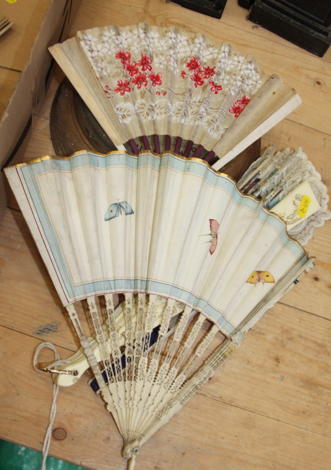 A collection of late 19th century and later Continental fans with pasted decoration (damages) - Bild 2 aus 17