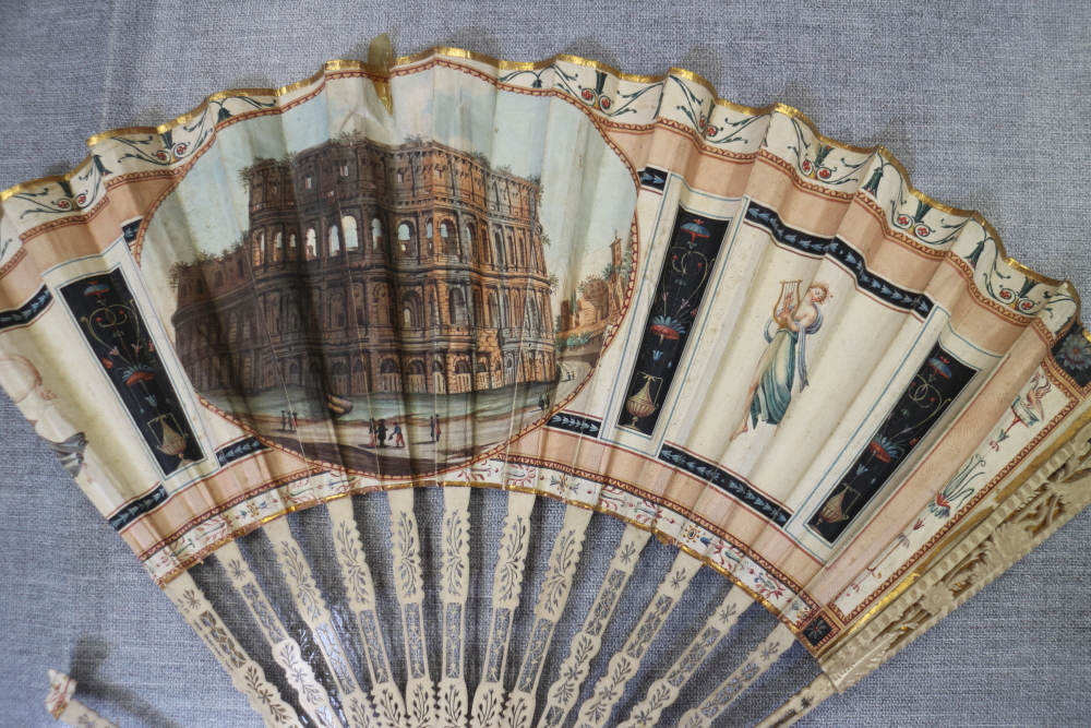 A collection of late 19th century and later Continental fans with pasted decoration (damages) - Bild 7 aus 17