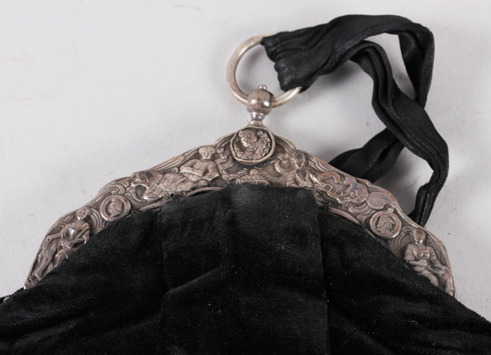A white metal filigree fan-shaped aide-memoir and a silver mounted evening purse - Image 4 of 4