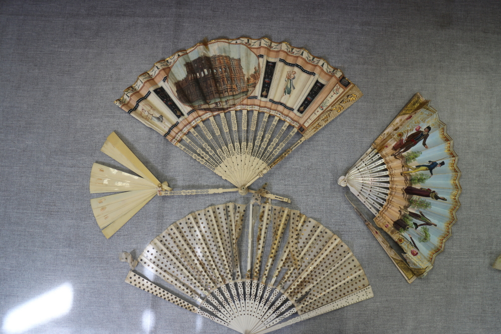 A collection of late 19th century and later Continental fans with pasted decoration (damages) - Bild 4 aus 17