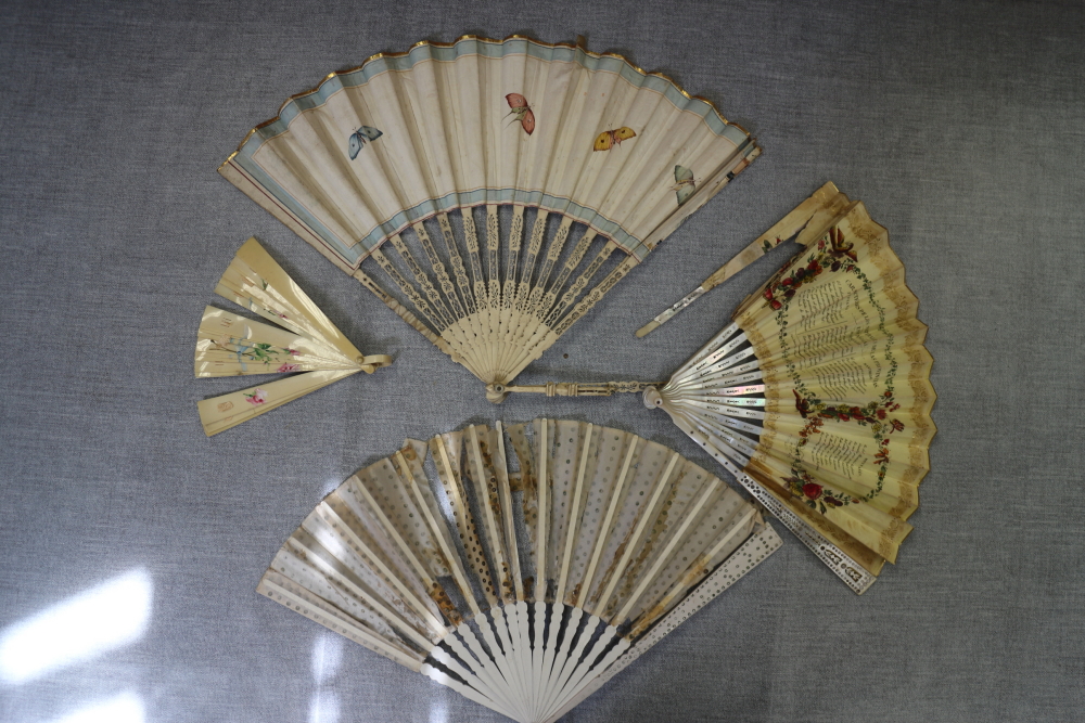 A collection of late 19th century and later Continental fans with pasted decoration (damages) - Bild 5 aus 17