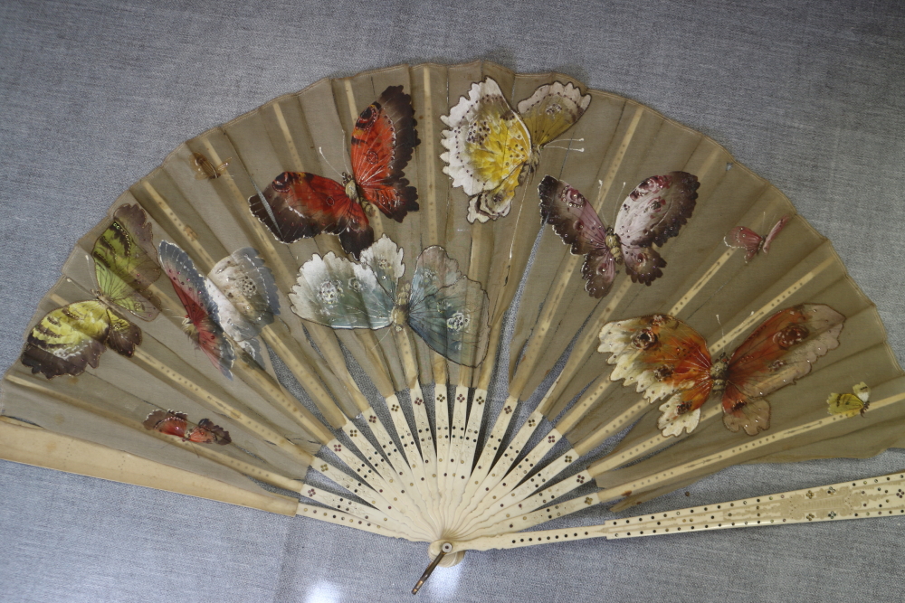 A collection of late 19th century and later Continental fans with pasted decoration (damages) - Bild 16 aus 17