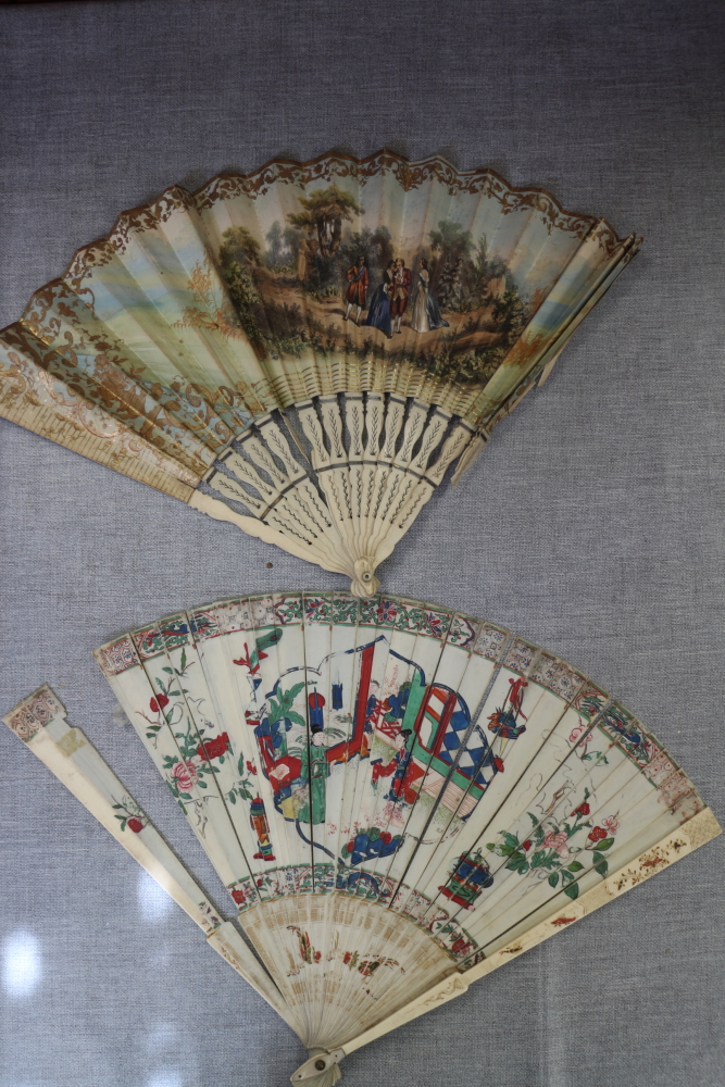 A collection of late 19th century and later Continental fans with pasted decoration (damages) - Bild 13 aus 17