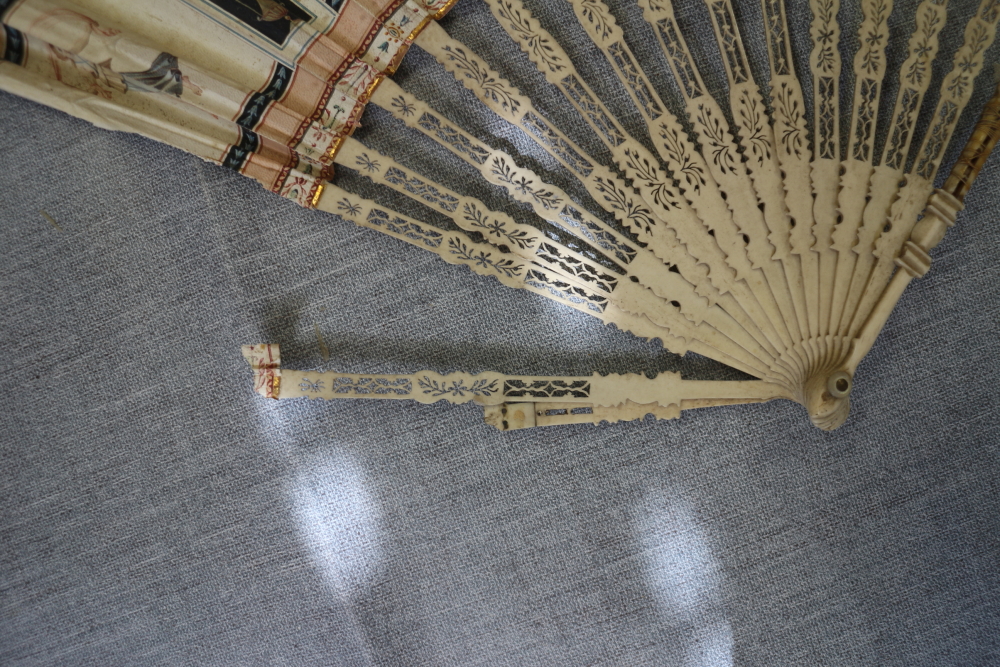 A collection of late 19th century and later Continental fans with pasted decoration (damages) - Bild 8 aus 17