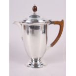 A Roberts & Belk Art Deco silver iced water jug with wooden handle and finial, 9" high, 16oz troy