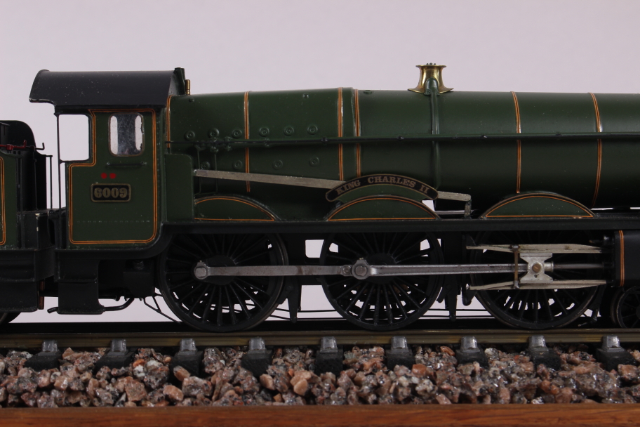 A Bassett Lowke O gauge scale model of GWR 6009 "King Charles II" locomotive and tender, in - Image 3 of 17