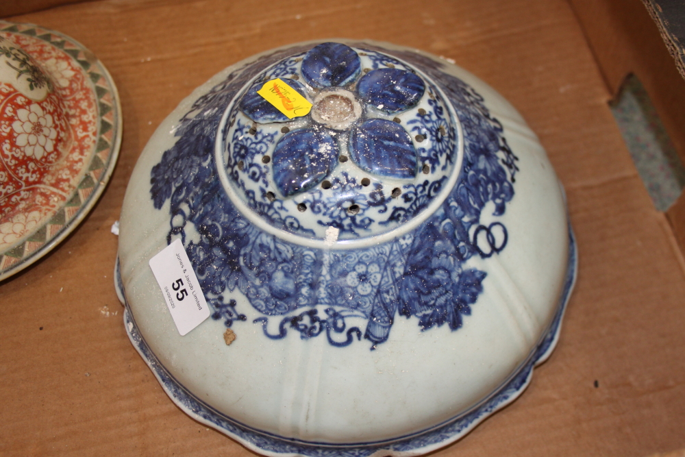 A quantity of mostly Chinese vase covers, including famille rose, etc - Image 28 of 29