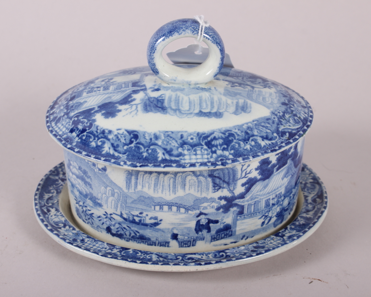 An early 19th century Davenport "Chinese Garden" pattern oval butter dish and cover with integral - Image 2 of 5