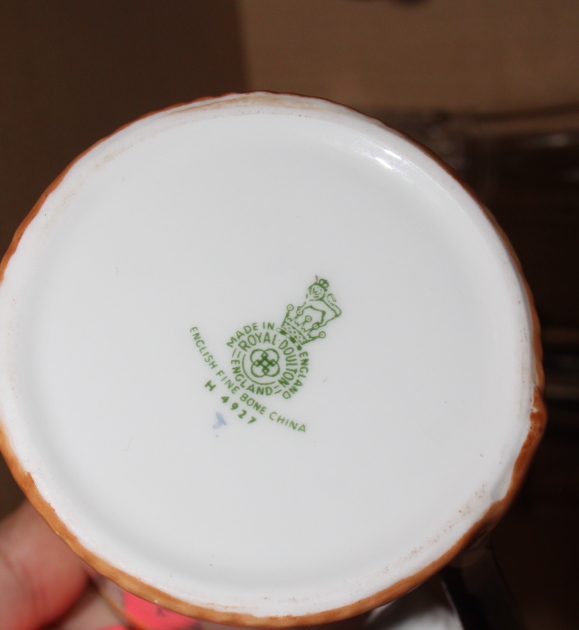 A Royal Doulton "Reynard the Fox" pattern sugar bowl and jug, a Crown Staffordshire mammoth cup - Image 8 of 9