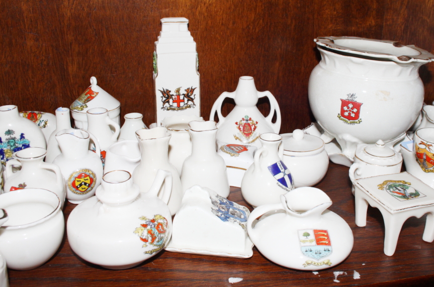 A collection of crested china, including seven Goss items, fifty approx - Image 3 of 4
