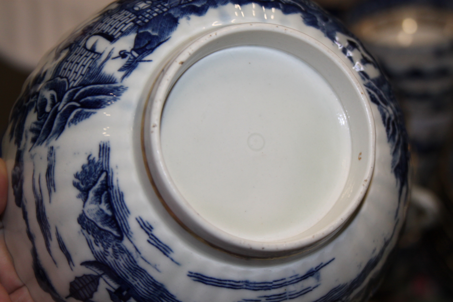 A 19th century porcelain part "Willow" pattern teaset, comprising six teacups, eight tea bowls, nine - Image 7 of 11