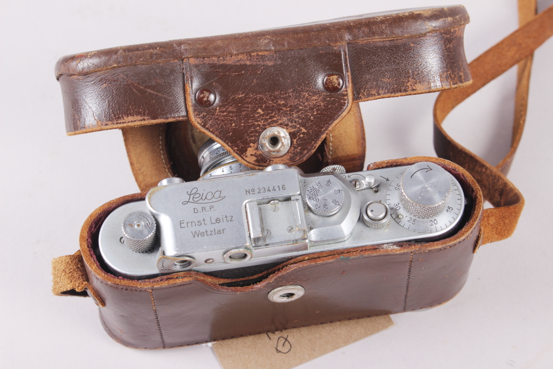 A Leica D R P Rangefinder camera, No 234416, summar f=5cm 1:2 No 350906 lens, in leather case - Image 4 of 9