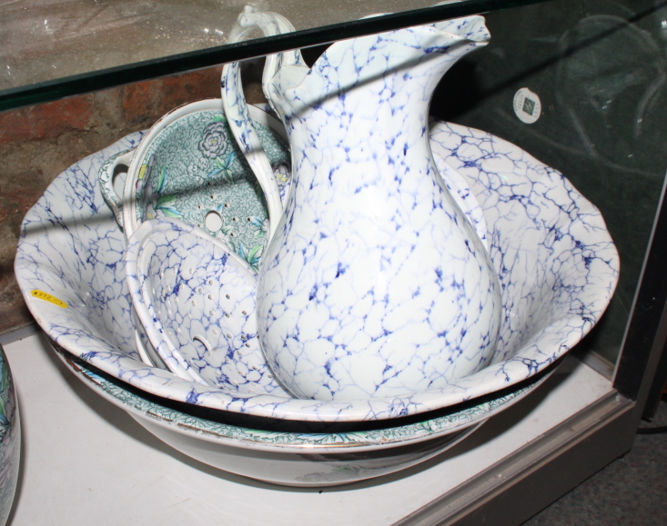 A Chintz decorated toilet set and another similar with blue marbled decoration - Image 4 of 5