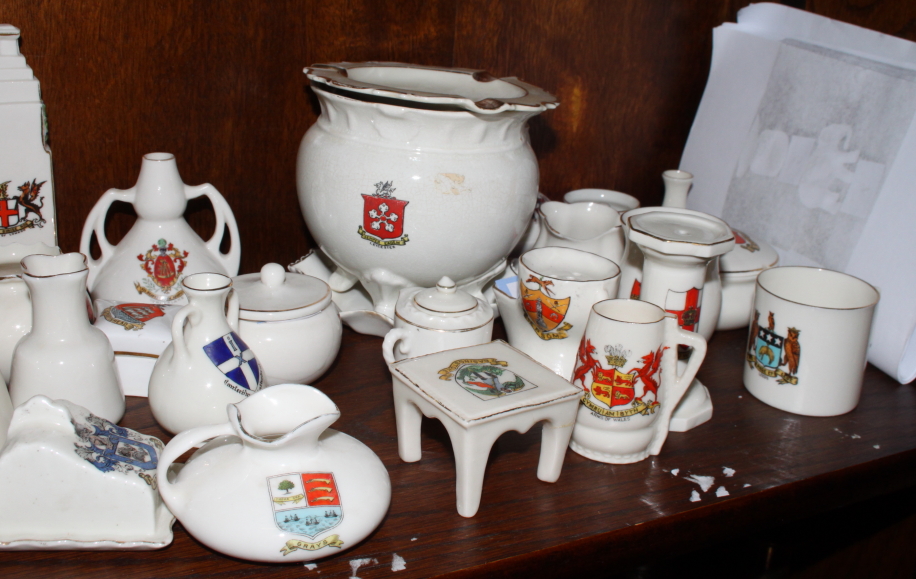 A collection of crested china, including seven Goss items, fifty approx - Image 4 of 4