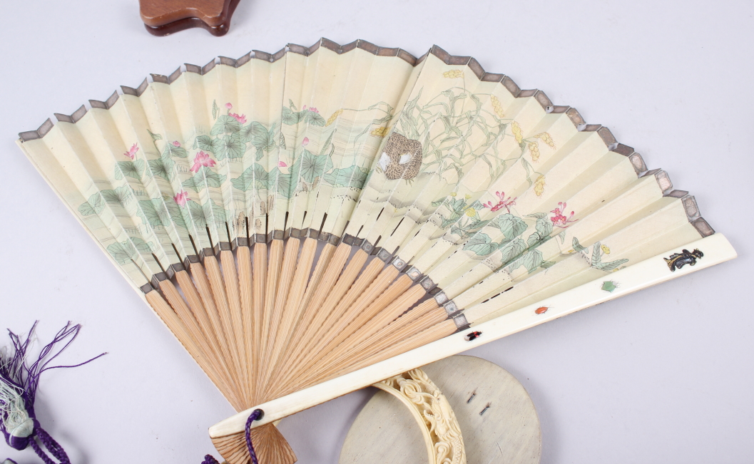 A Shibayama fan and a carved ivory oval picture frame - Image 4 of 6