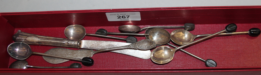 A set of five silver coffee spoons with bean finials, silver handled tea knives and a quantity of - Image 3 of 3