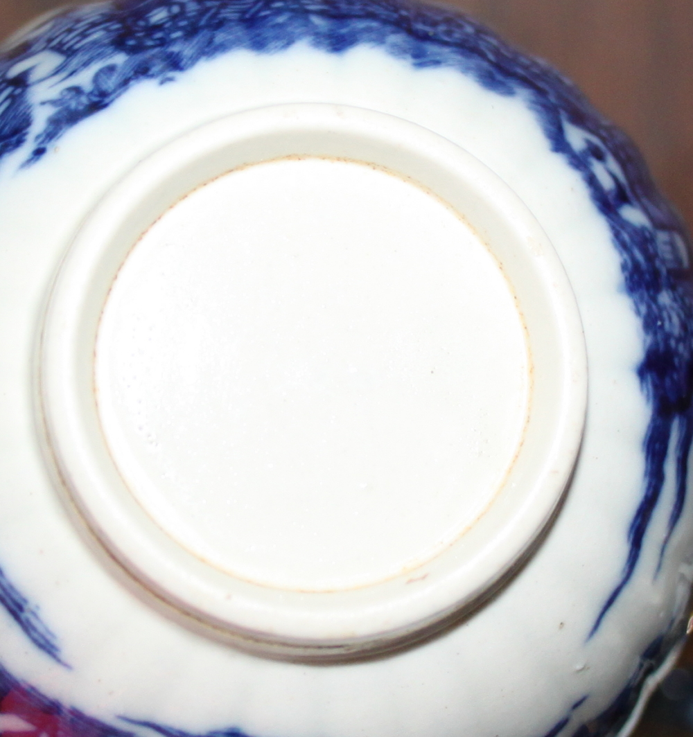 A 19th century porcelain part "Willow" pattern teaset, comprising six teacups, eight tea bowls, nine - Image 2 of 11