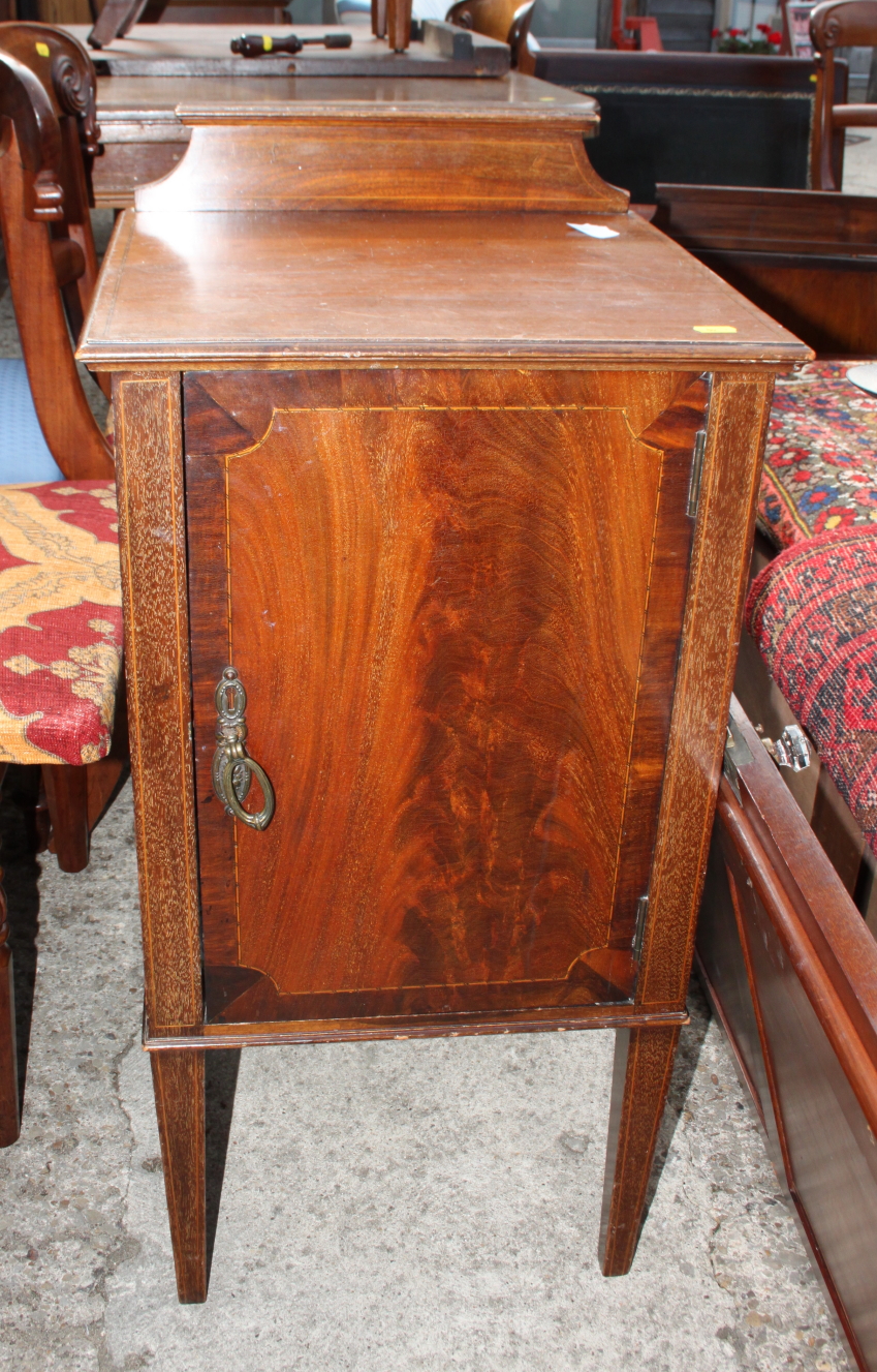 An Edwardian mahogany pot cupboard with decorative stringing, 16" wide