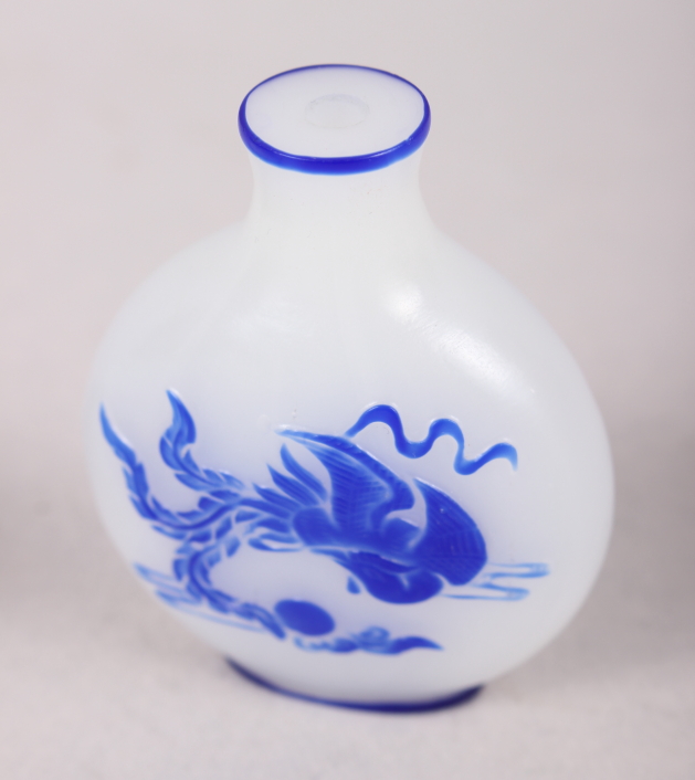 A Chinese blue and white cameo glass snuff bottle, decorated dragon, 2 1/4" high, and a shallow blue - Image 3 of 13