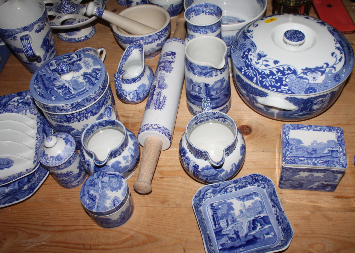 A Copeland Spode "Italian" pattern combination service, including bowls, teapots, teacups, a - Image 7 of 47
