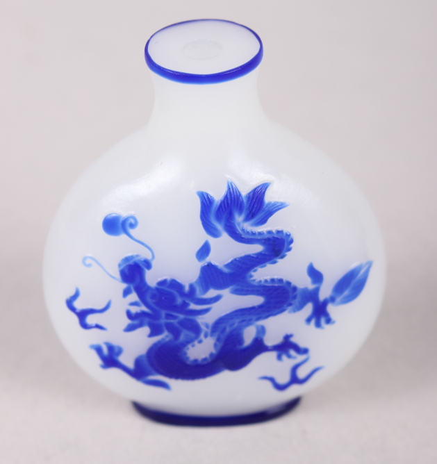 A Chinese blue and white cameo glass snuff bottle, decorated dragon, 2 1/4" high, and a shallow blue - Image 4 of 13