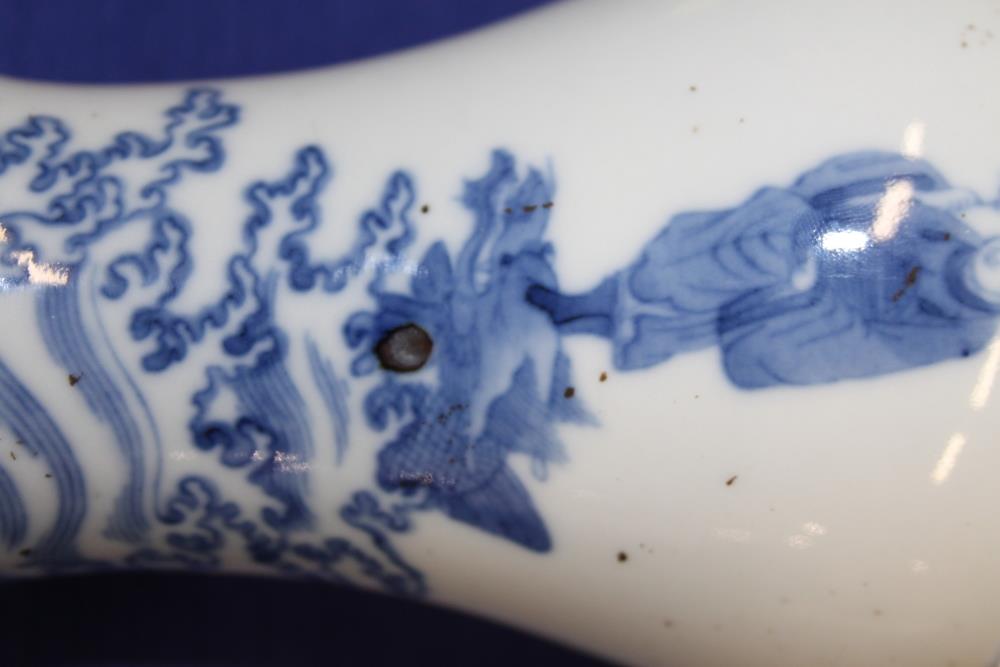 A Chinese blue and white Meiping vase, decorated figure, 6 1/2" high, a blue and white brush pot - Image 18 of 29