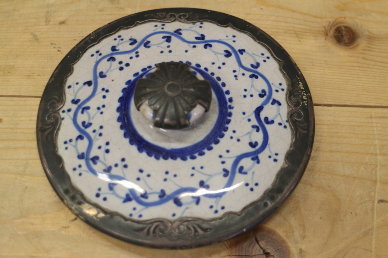 An 18th century Delft ware two handled posset pot and associated cover with white metal mounts, 8 - Image 5 of 6