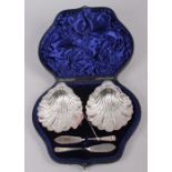 A pair of silver Rococo design shell-shaped butter dishes and a pair of butter knives, in box, 5.2oz