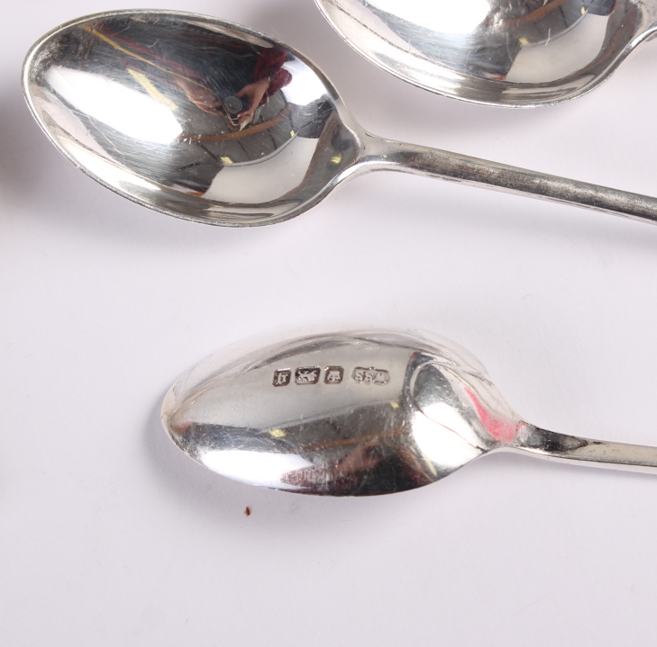 A set of six Edwardian Hanoverian pattern silver coffee spoons, Sheffield 1908, W S Savage, a pair - Image 4 of 4
