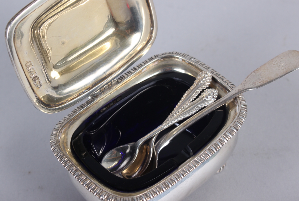 A silver mustard pot with blue glass liner, a matched mustard spoon and a pair of salt spoons, 6.5oz - Image 2 of 4