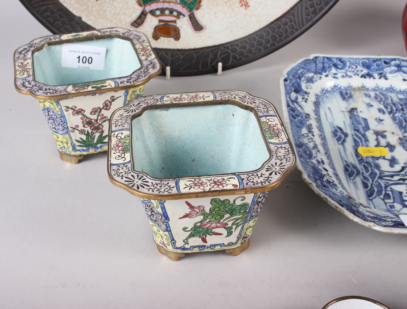 A Chinese charger with polychrome decoration of vases and characters, 14 1/2" dia, a Chinese blue - Image 2 of 4